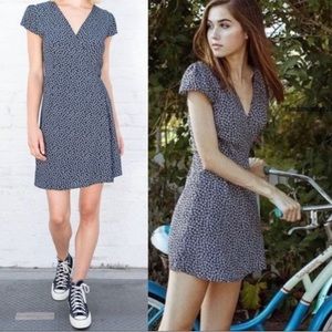 Brandy Melville Dress :: Robbie Navy & White Floral Wrap Dress :: Size S/M